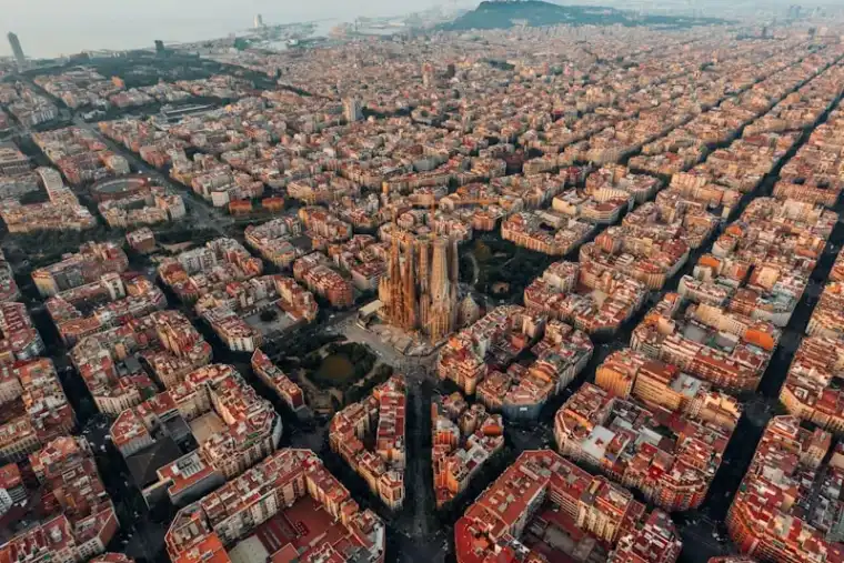 Vista aérea de Barcelona con la Sagrada Familia y el Eixample