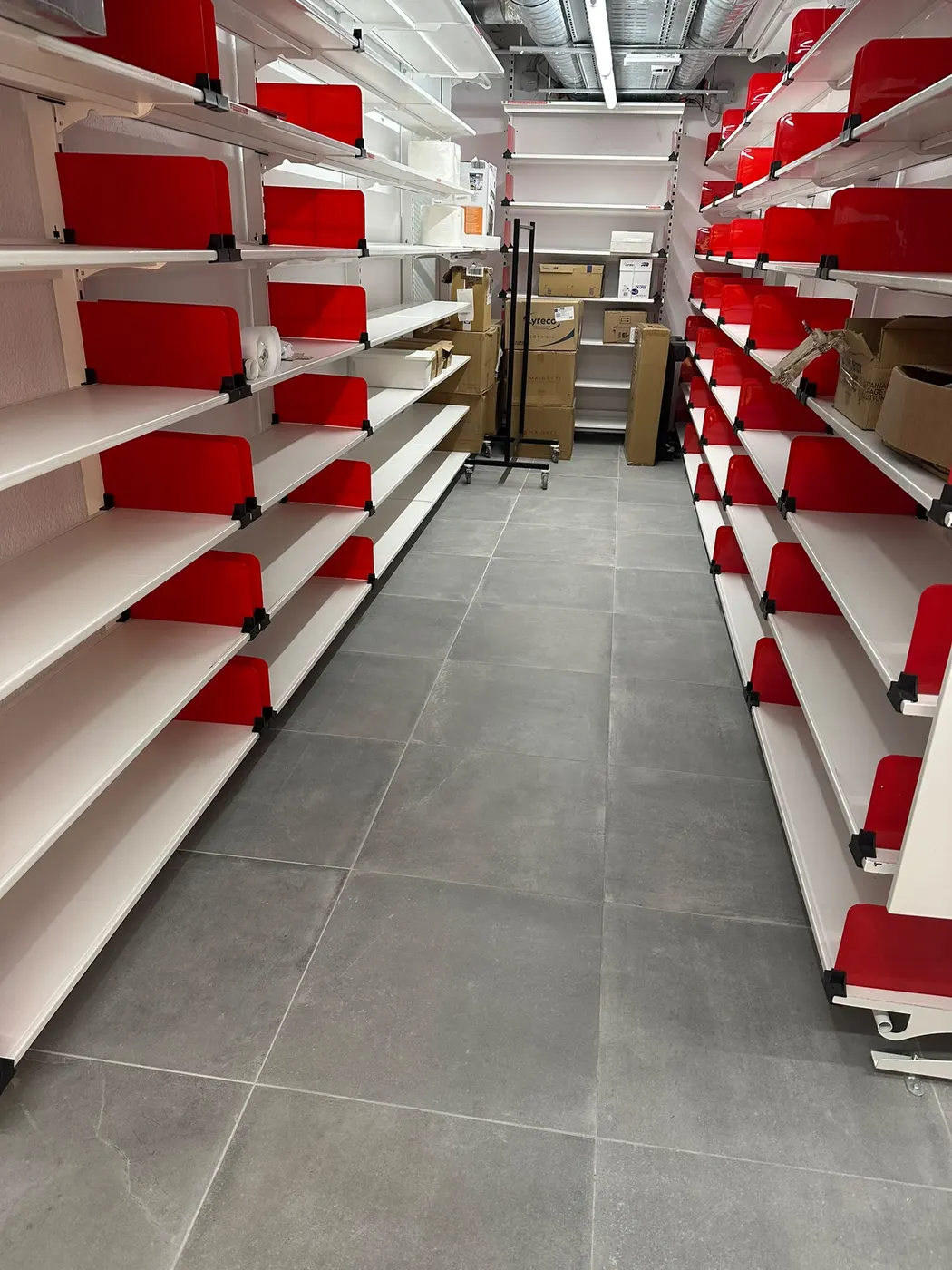 Almacén de la tienda Parfois de Sabadell con estanterías y suelo limpios