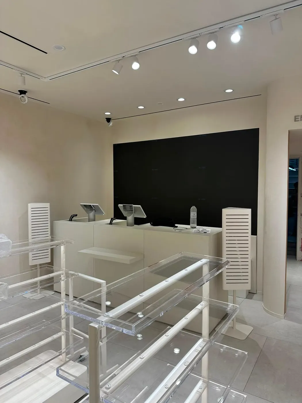Zona de caja y metacrilatos de la tienda Parfois de Sabadell tras la limpieza