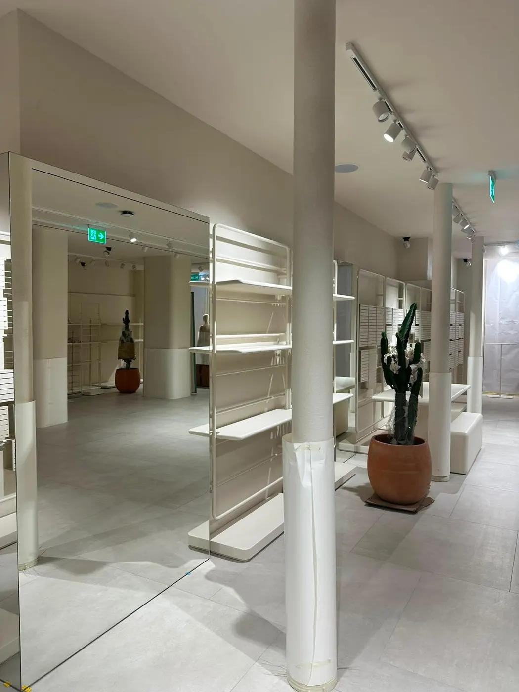 Espejos de cuerpo entero limpios en la tienda Parfois de Sabadell