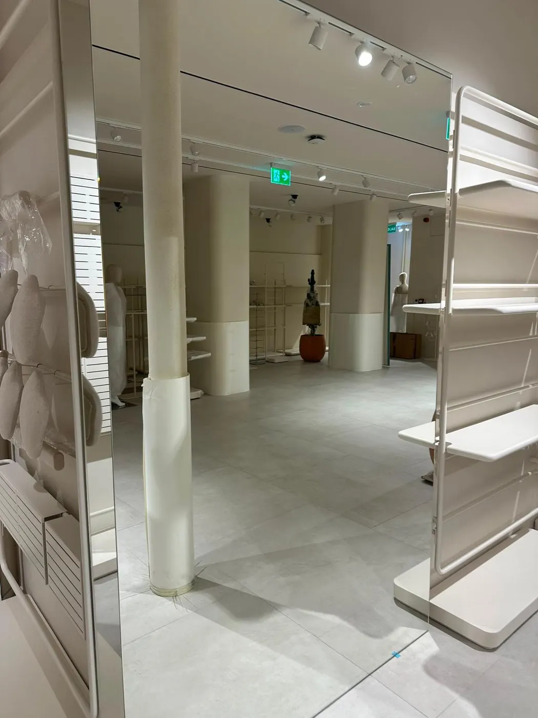 Mobiliario y estanterías de la tienda Parfois desempolvados tras la obra