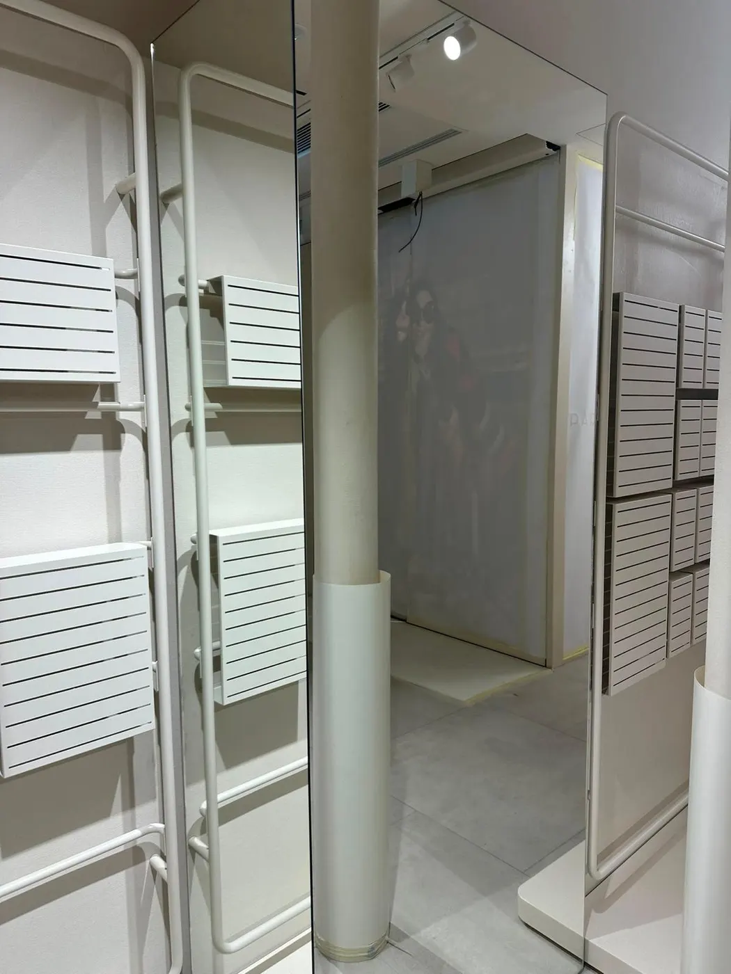 Probadores de la tienda Parfois de Sabadell limpios tras el fin de obra