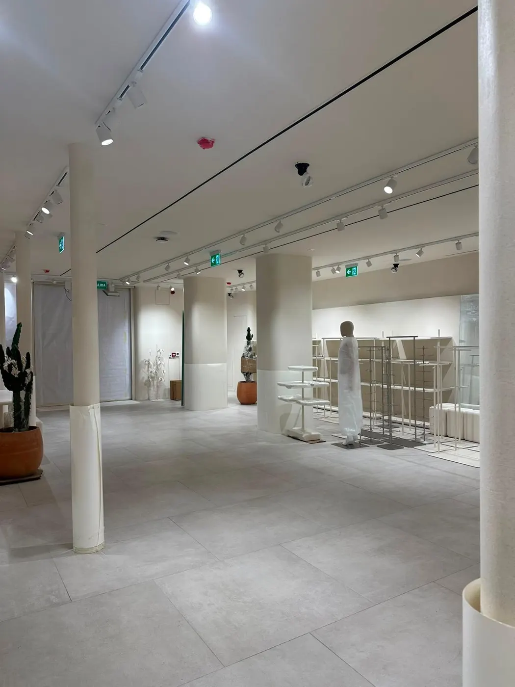 Sala principal de la tienda Parfois de Sabadell limpia y lista para la apertura