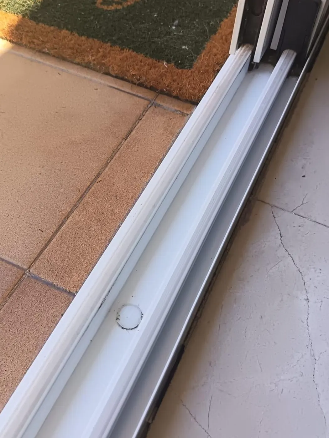 El mismo rail de puerta corredera limpio tras la limpieza fin de obra