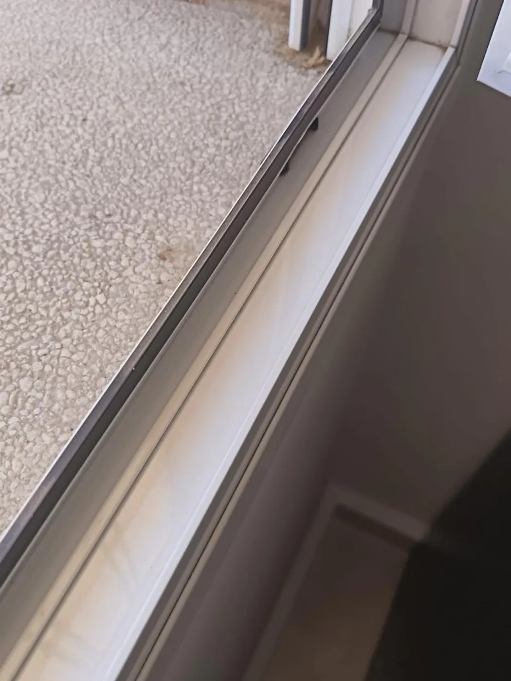 La misma guía de ventana corredera limpia tras el servicio de fin de obra