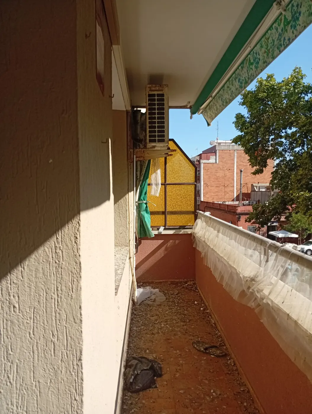 Terraza con escombros y restos acumulados antes de la limpieza profunda